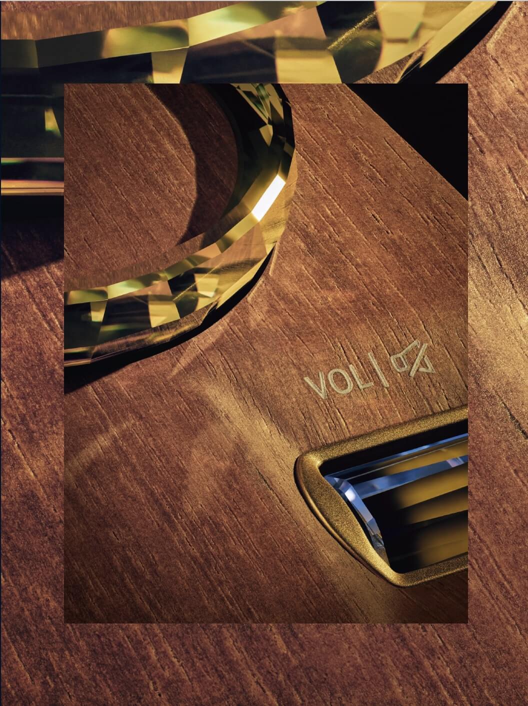 The combination of wood and glass in the iDrive Controller of the BMW iX particularly appeals to our sense of touch.